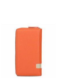 Portefeuille zippé en cuir orange avec surface texturée et petite patch rectangulaire beige près du coin inférieur droit sur fond blanc.