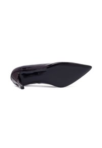 Chaussure à talon haut en cuir verni noir à bout pointu, présentée du côté de la semelle sur un fond blanc.