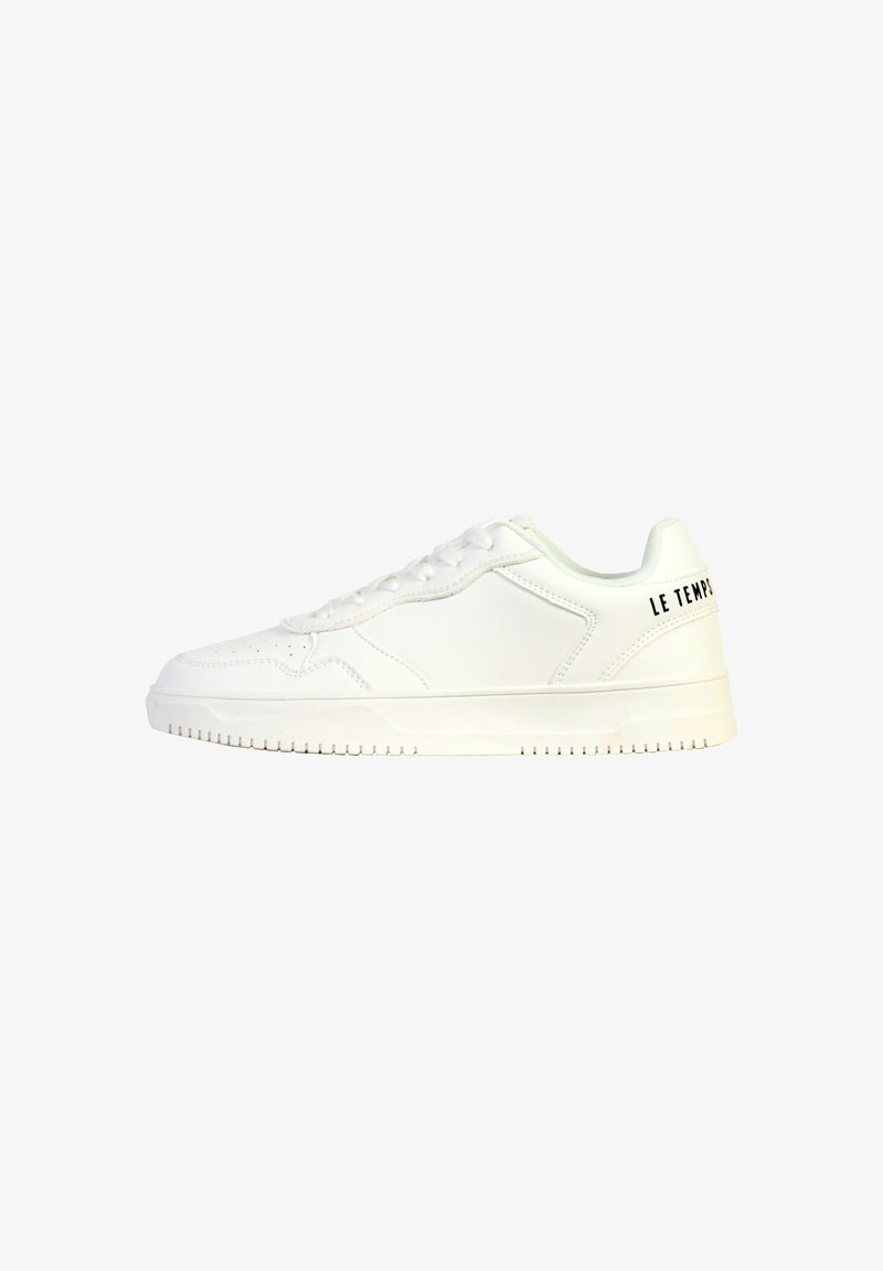 Hvide lædersneakers med en glat tekstur, rund tå og flad sål. Har trykt tekst "LE TEMPS" på hælen.