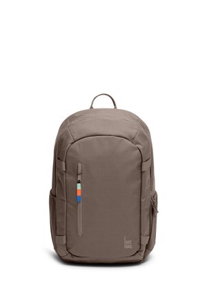 Zaino rettangolare marrone con tasca frontale con zip e piccole tirette multicolore, dotato di tasche laterali in rete e manico superiore per il trasporto.