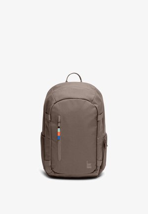 Brauner rechteckiger Rucksack mit vorderer Reißverschlusstasche und kleinen mehrfarbigen Reißverschluss-Ziehern, mit seitlichen Netzfächern und oberem Tragegriff.