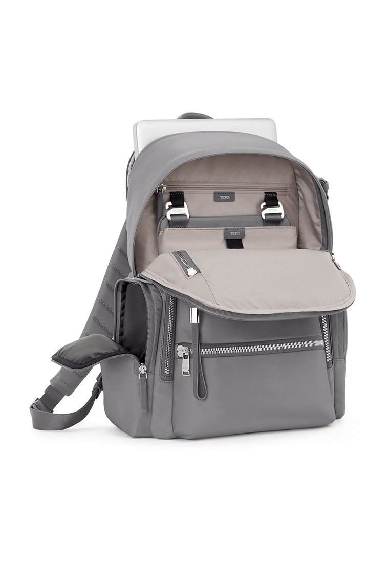 Grau farbener Rucksack mit einer strukturierten Außenseite, doppelten Reißverschlüssen, geräumigem Innenraum, gepolstertem Laptopfach und mehreren Organisationsfächern.