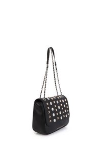 Bolso de hombro negro de cuero con tachuelas plateadas y doradas en la solapa y una correa de cadena plateada.