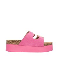 Roze suede slidesandalen met dubbele uitsparingen, versierd met parelachtige accenten. Bevat een kurk en roze platformzool voor extra hoogte.