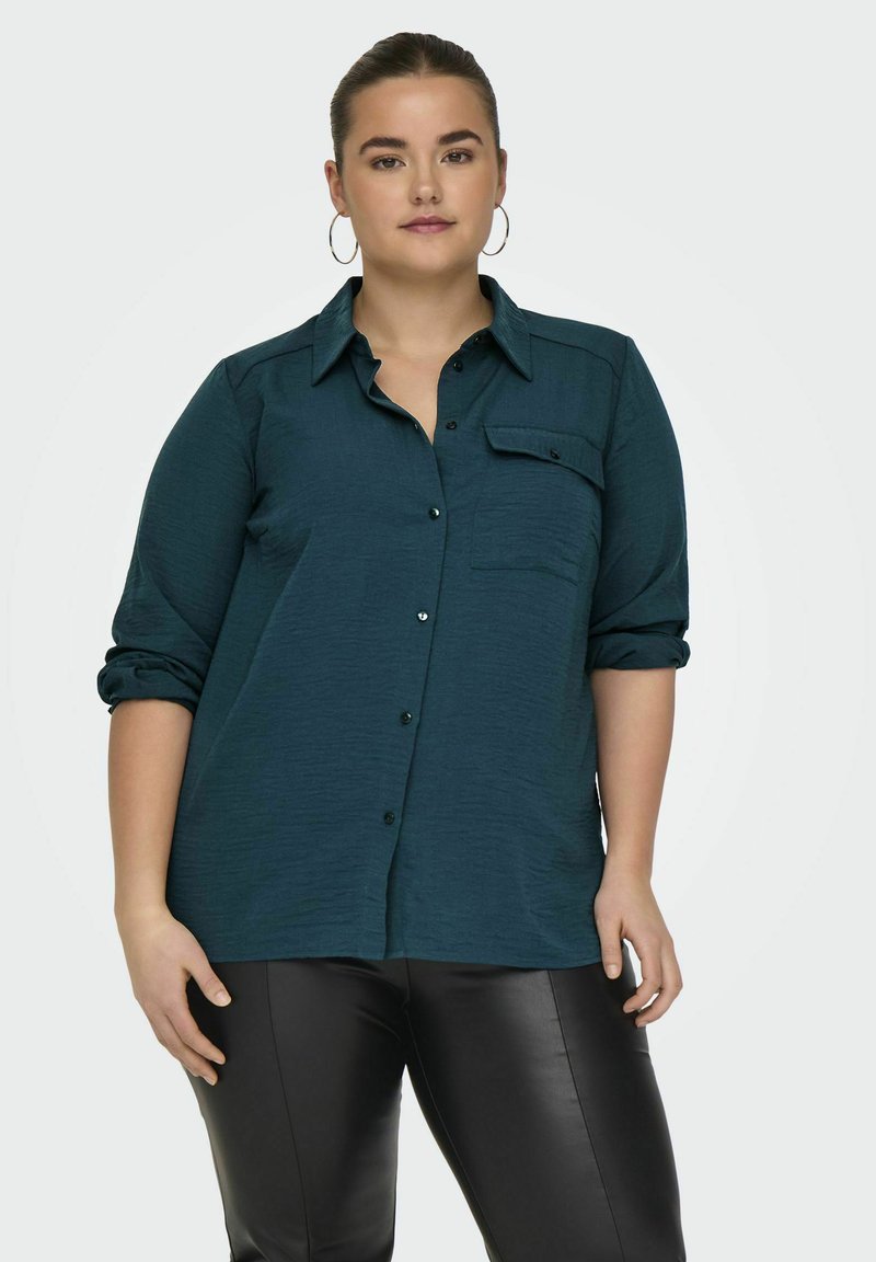 ONLY Carmakoma NORMAL GESCHNITTEN HEMDKRAGEN - Bluza z gumbi - reflecting pond