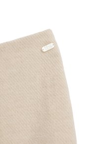 Beige uldblandings-terning med et struktureret mønster og et sølvmærke med teksten "POLO CLUB". Blød finish, rektangulær form og uden synlig hardware.