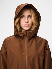 Καφέ αδιάβροχο μπουφάν με κουκούλα, με ψηλό γιακά, κλείσιμο με φερμουάρ και λεία υφή. Ο σχεδιασμός του είναι απλός και λειτουργικός.