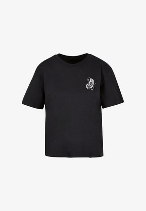 T-shirt en coton noir à manches courtes, col rond, avec un motif de papillon blanc et des paillettes sur la partie gauche de la poitrine.