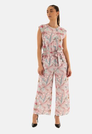 Jumpsuit floreale in rosa con accenti blu, dotato di vita aderente, pantaloni a gamba larga e maniche corte a cappuccio con motivo a pois.