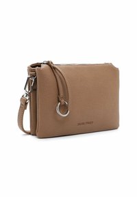 Clutch in pelle beige con zip, superficie testurizzata, tracolla removibile, hardware in argento e logo impresso nella parte inferiore. Forma rettangolare compatta.