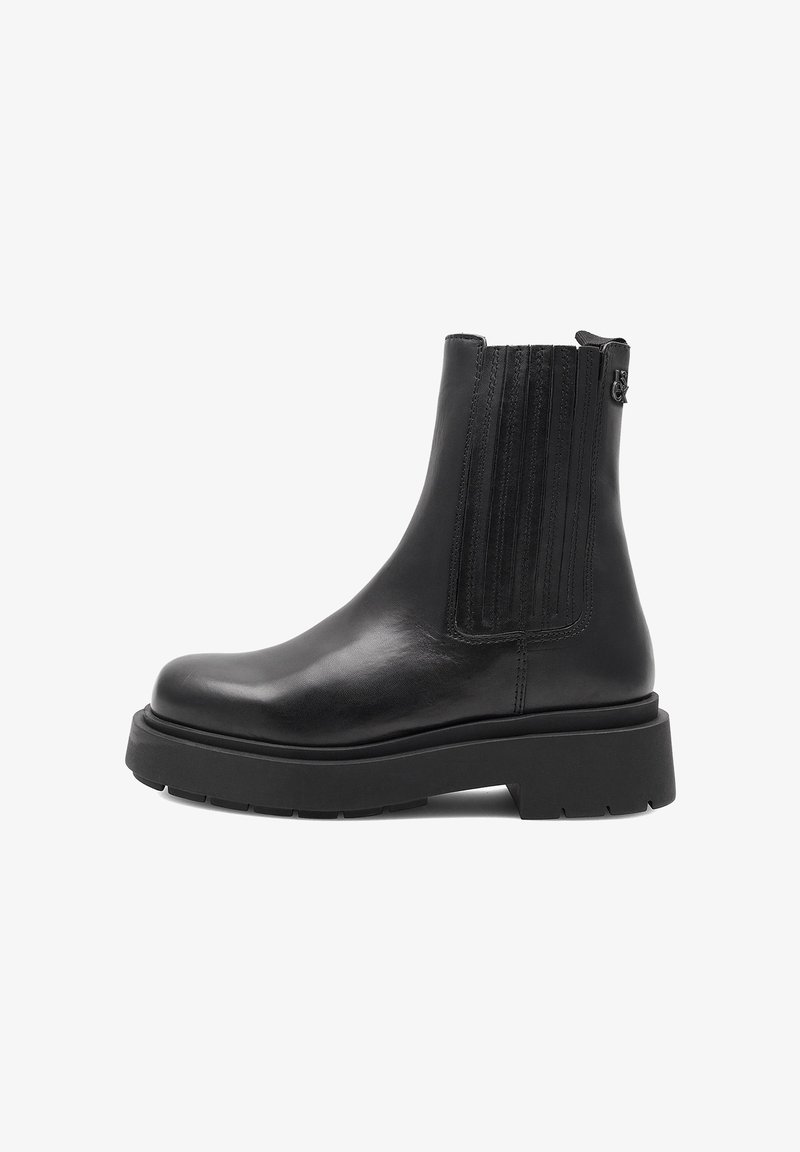 Melnas ādas potītes zābaki ar masīvu zoli, elastīgu sānu paneļu, šuvju detaļām un nelielu metāla logotipu tuvumā augšējai malai.