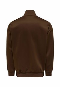 Καφέ μάτ μπουφάν bomber από ύφασμα με ψηλό γιακά, ελαστικά μανίκια και τελείωμα. Διαθέτει ρίγα κατά μήκος της πλευράς για επιπλέον λεπτομέρεια.