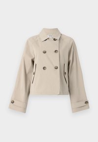 Chaqueta corta beige de doble botonadura con cuello, dos bolsillos laterales y detalles de botones en las mangas. Textura lisa y corte recto.