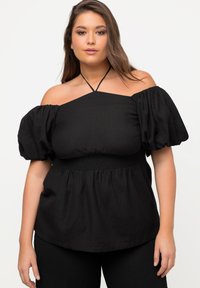 Sort off-the-shoulder top lavet af let stof, med pufærmer, smocket talje og halterneck-bånd.