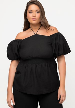 Top nero con spalle scoperte realizzato in tessuto leggero, con maniche voluminose, vita arricciata e laccio dietro il collo.