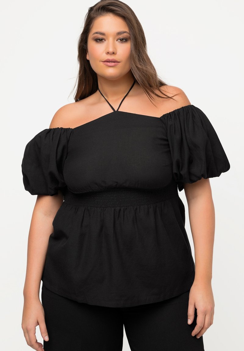 Sort off-the-shoulder top lavet af let stof, med pufærmer, smocket talje og halterneck-bånd.