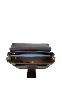 Borsa a tracolla in pelle marrone con chiusura a patta. L'interno presenta una tasca con cerniera blu, fodera color cuoio e numerosi scomparti per l'organizzazione.