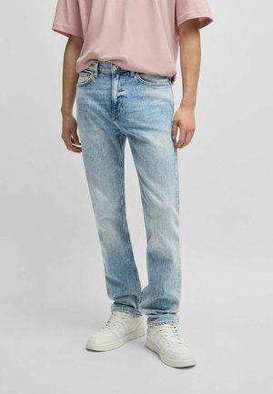 Jeans de mezclilla azul claro con corte recto, ligeros desgastes, estilo de cinco bolsillos y un cierre clásico de botón y cremallera.