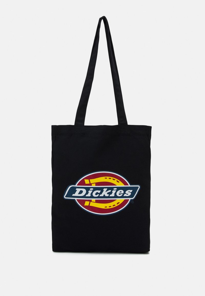 Bolsa de tela negra de algodón con asas largas, que presenta un logo circular multicolor con la palabra "Dickies" en texto blanco en el centro.