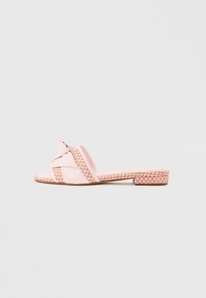 Flache, pinke Slide-Sandale mit geflochtenen Riemendetails und einem Knotenakzent am Obermaterial, dargestellt vor einem schlichten hellen Hintergrund.