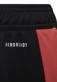 Zwarte en koraalkleurige shorts met een textuurstof, een elastische tailleband en het "AEROREADY"-logo in het wit gedrukt op het zwarte gedeelte.