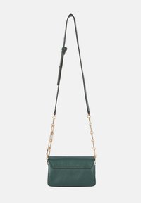 Groene leren schoudertas met een gouden ketting strap, rechthoekige vorm, klepsluiting en textuurdetails op het oppervlak.