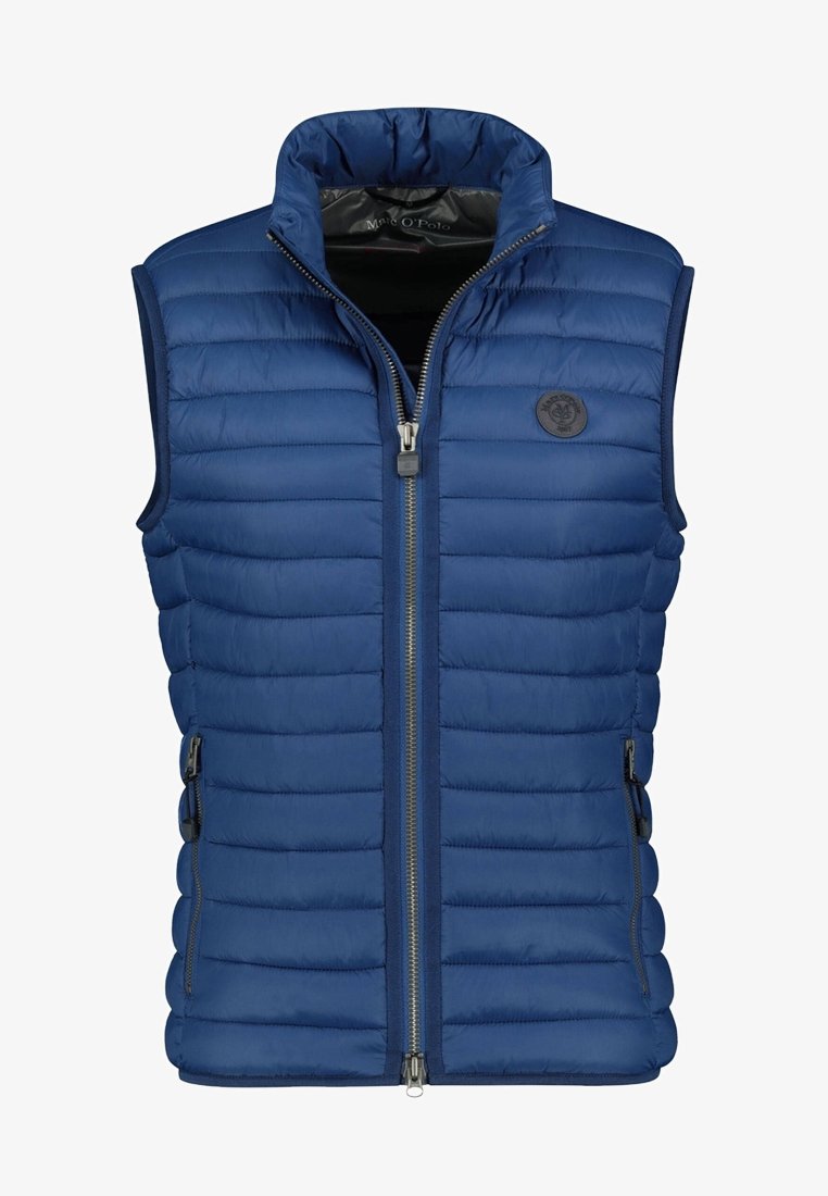 Veste matelassée sans manches bleue pour homme avec col montant, fermeture éclair avant, poches latérales zippées et patch logo rond sur la poitrine.
