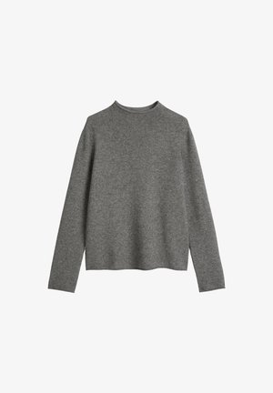 Szary sweter z długim rękawem i okrągłym dekoltem, wykonany z miękkiej, teksturowanej tkaniny. Prosty design, prosty krój, bez widocznych ozdób.