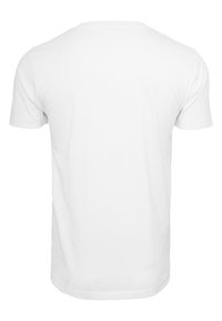 Hvid kortærmet t-shirt lavet af bomuld, med en klassisk crew halsudskæring og en standard pasform, glat tekstur uden synlige mønstre.