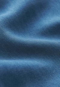 Sötétkék textil anyag sima textúrával és finom átlós szövésmintával. A felület enyhén fényesnek és puhanak tűnik.