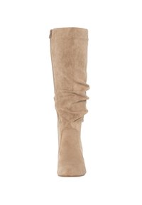 Beige suède kniehoge laars met een slungelige schacht en zijrits, afgeronde neus en lage zool.