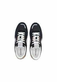 Basket noirs avec tige texturée, lacets blancs et accents en bronze. Dispose d'une semelle en caoutchouc et d'un logo blanc contrastant.