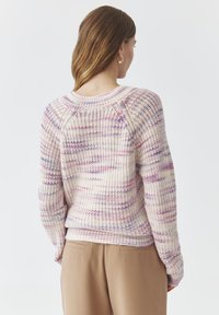 Gebreide trui met een textuurpatroon in pastelkleuren, voornamelijk roze, paars en crème. Ribbel details aan de onderkant en mouwen.