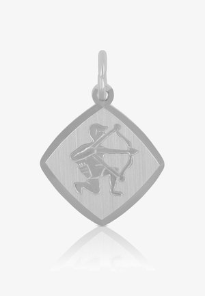 Silberner Anhänger in Diamantform mit gebürsteter Oberfläche, auf dem ein gravierter Bogenschütze in dynamischer Pose zu sehen ist. Am oberen Ende befindet sich eine einfache Schlaufenverbindung.