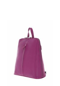 Sac à dos en cuir fuchsia avec une texture lisse, de forme triangulaire, une poignée supérieure et un compartiment central zippé pour le rangement.