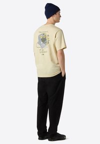 The North Face M CONNECTED RELAXED SS TEE -GRAPHIC - Triko s potiskem - gravel