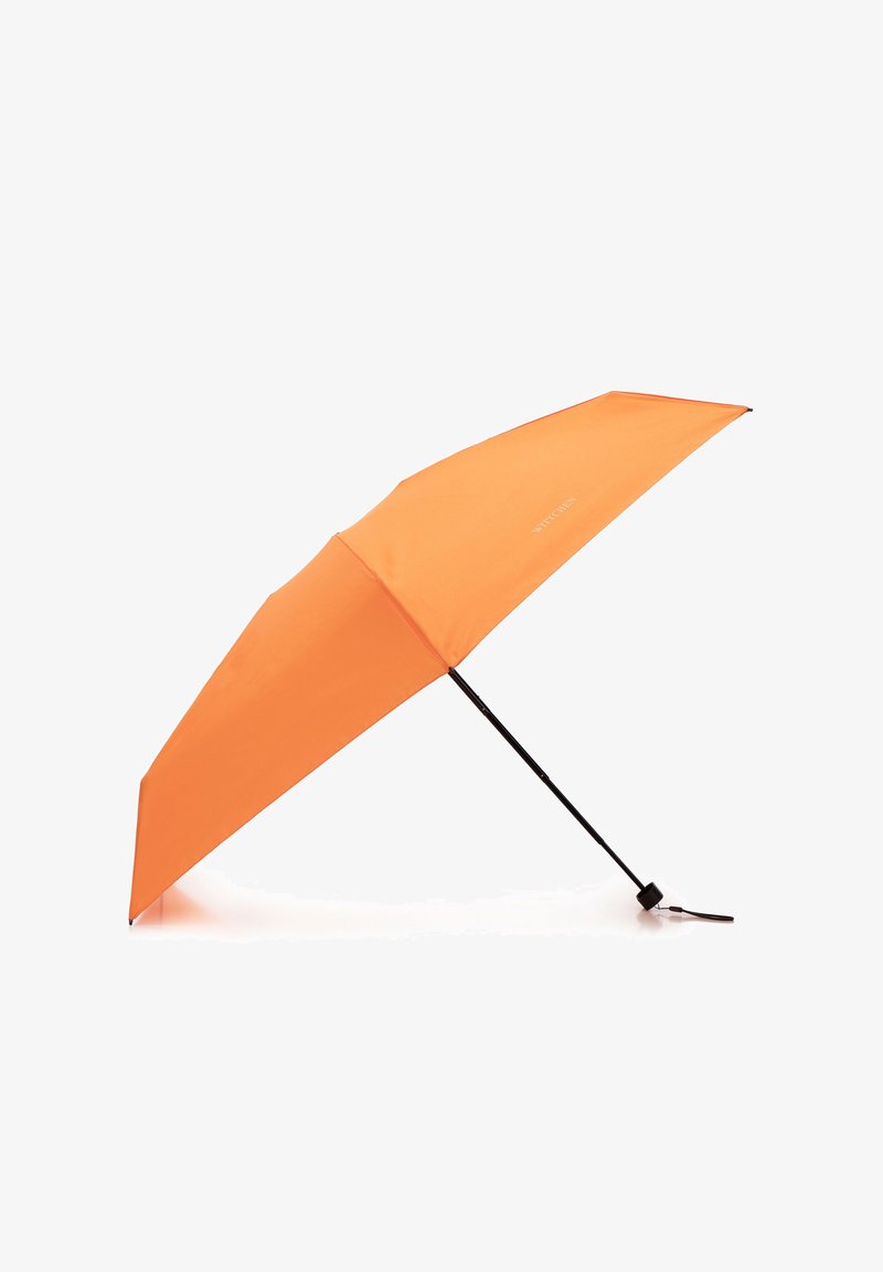 Paraguas naranja con una canopy de tela suave, un marco de metal negro y un mango esbelto. Presenta un diseño compacto para facilitar su transporte.