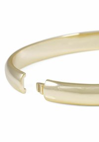 Armbandet i guldfärgad metall har en slät, rundad design med en öppning och gångjärnslås för enkel användning.