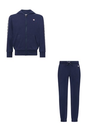 Sudadera con capucha azul marino con cremallera, bolsillos delanteros y pantalones jogger a juego con cintura con cordón, ambos con pequeño logo de Champion.