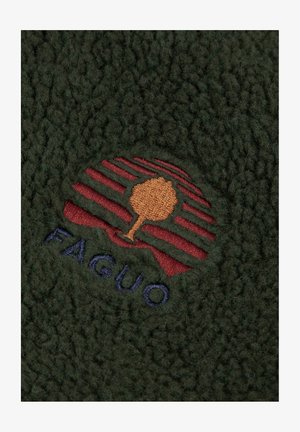Tessuto in pile verde con superficie texturizzata. Presenta un logo ricamato in tonalità di rosso e marrone, che raffigura un albero e strisce. Il testo dice "FAGUO."