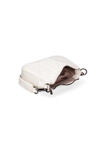 Gequilted witte handtas met een glanzende afwerking, voorzien van een ritssluiting en een bruine binnenkant. Inclusief een afneembare schouderriem en zilveren hardware accenten.