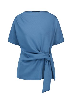 Blauwe blouse met korte mouwen, boothals en een zijsstrikdetail dat een geplooid effect aan één kant creëert.