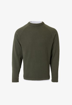 Maglione a maniche lunghe color verde oliva con una finitura testurizzata, maniche raglan e scollatura tonda, indossato sopra una camicia bianca.
