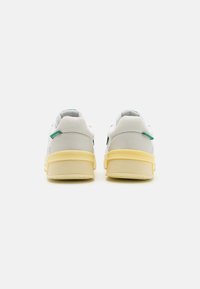 Lacoste Sport LT 125  - Športni copati - white/light yellow