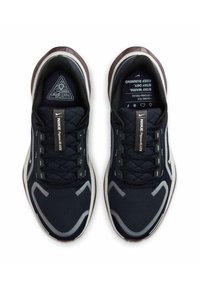 Námornícke modré bežecké topánky s textilným zvrškom, reflexnými akcentmi a polstrovanou podrážkou. Obsahujú čierne šnúrky a textúrovaný špičkový kryt.