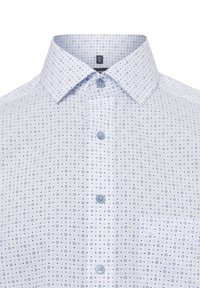 Camicia button-up azzurro chiaro con un motivo floreale bianco, colletto classico e una singola tasca sul petto. Il tessuto appare liscio e tessuto.