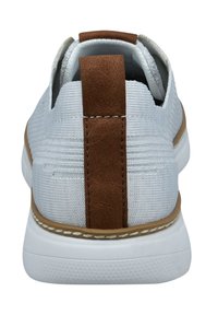 Helle graue Leinenschuhe mit einem braunen Kunstleder-Fersenelement, weißer Gummisohle und dezentem Strukturmuster im Obermaterial.