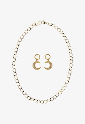Collier chaîne en or avec maillons ronds, accompagné de boucles d'oreilles en forme de croissant de lune en or ornées de pierres scintillantes.