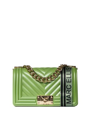 Sac à main en cuir matelassé vert avec bandoulière chaîne dorée et bandoulière en tissu à logo Marc Ellis, avec fermeture à boucle dorée.