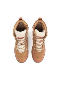 Stivali alla caviglia in suede marrone con fodera in pelliccia sintetica, occhielli in metallo e lacci. Presentano una suola in gomma marrone e dettagli beige.